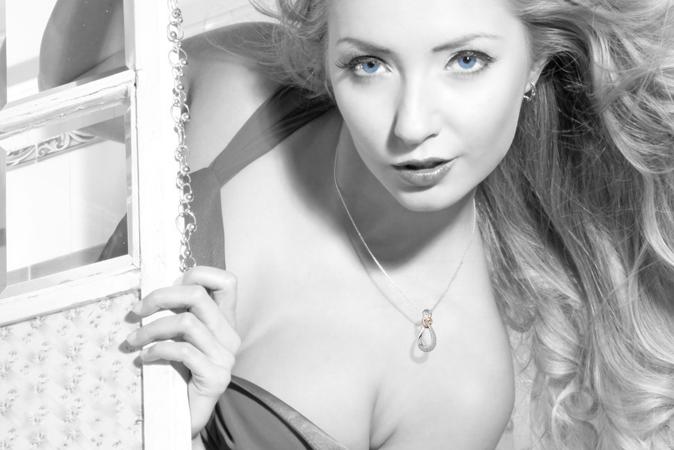 złoty wisiorek z brylantami w kształcie serca i nieskończoności - obrazek 8