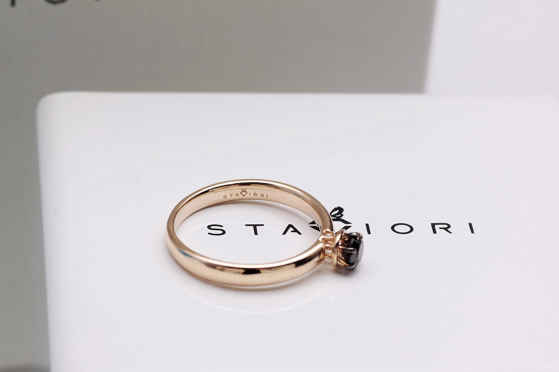 Pierścionek z czarnym diamentem 0,25ct w różowym złocie - obrazek 3