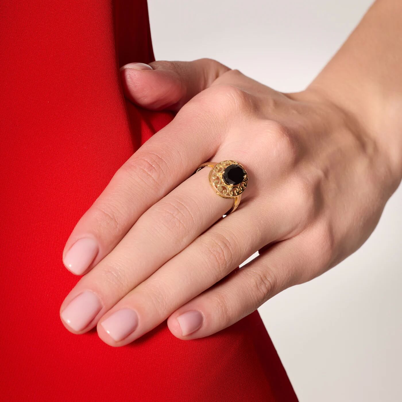 pierścionek ażurowy z czarną cyrkonią w złocie 333 - Obrázek 6