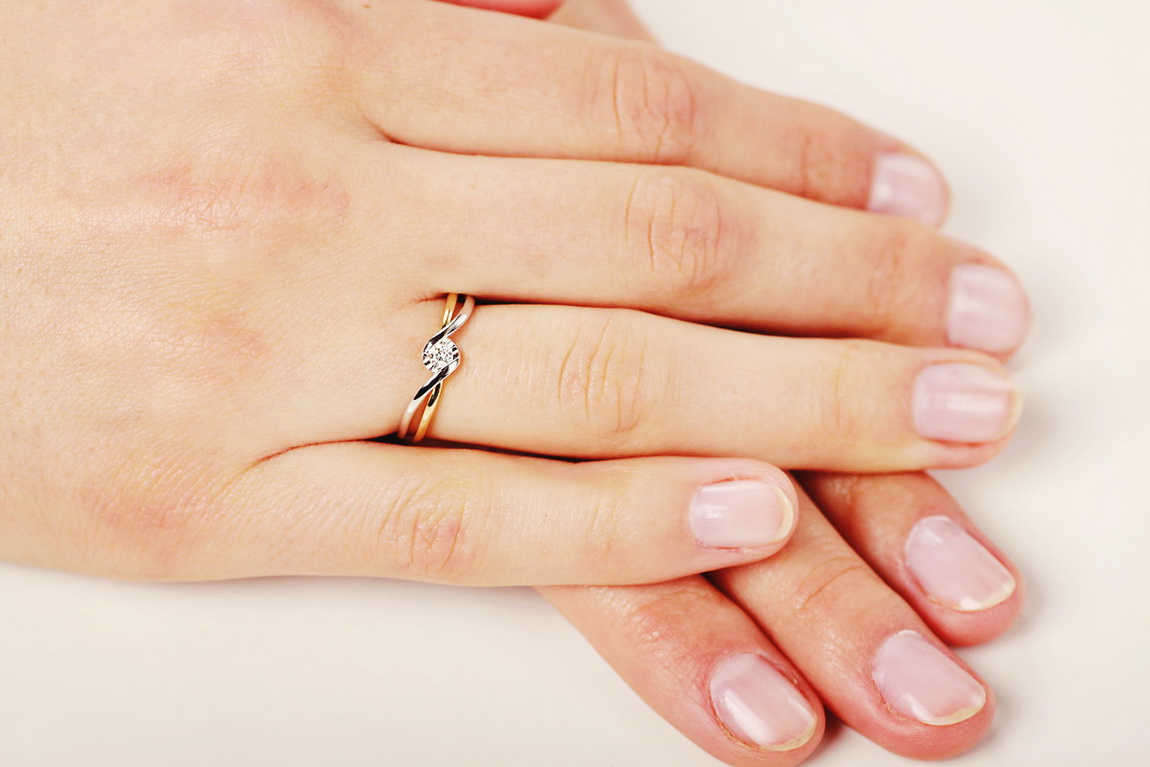 Piękny pierścionek zaręczynowy z brylantem 0,10ct z w dwóch kolorów złota - obrazek 11