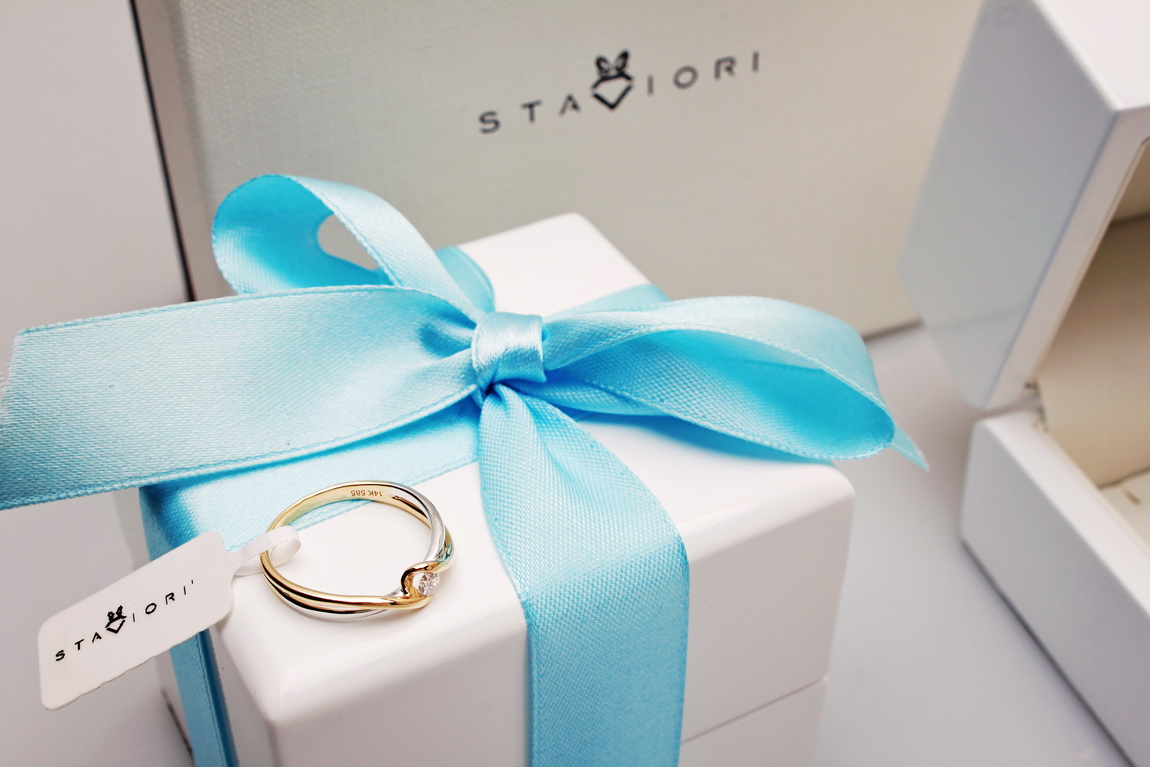 Piękny pierścionek zaręczynowy z brylantem 0,10ct z w dwóch kolorów złota - obrazek 9