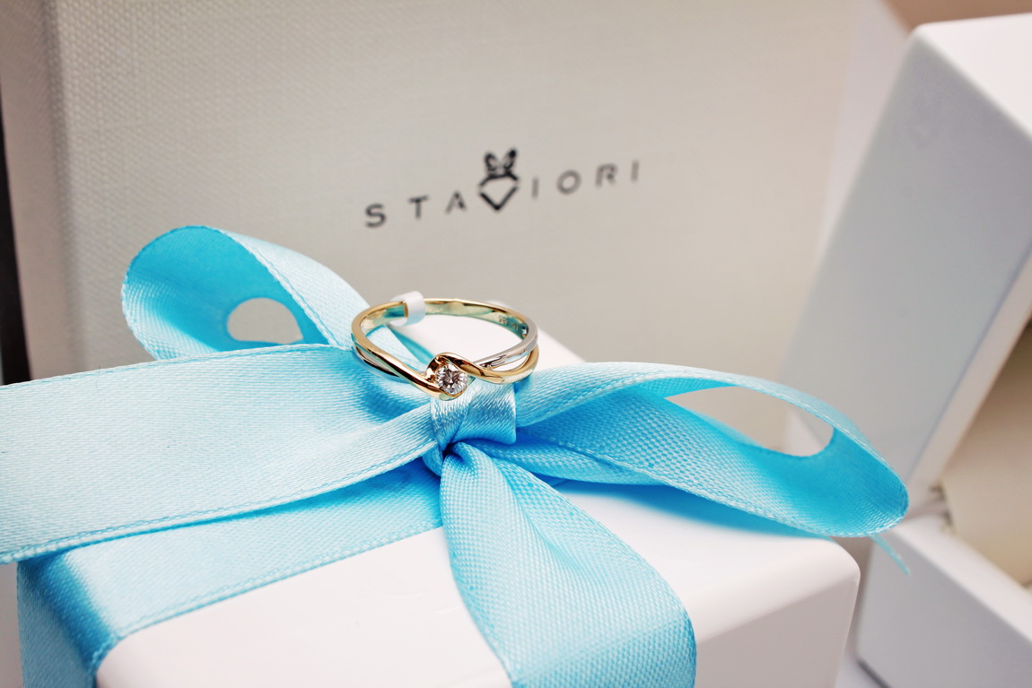 Piękny pierścionek zaręczynowy z brylantem 0,10ct z w dwóch kolorów złota - obrazek 10