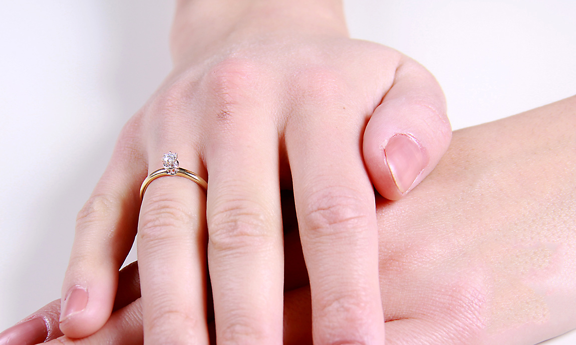 Piękny klasyczny pierścionek zaręczynowy z brylantem 0,15ct G/Si – Bild 10