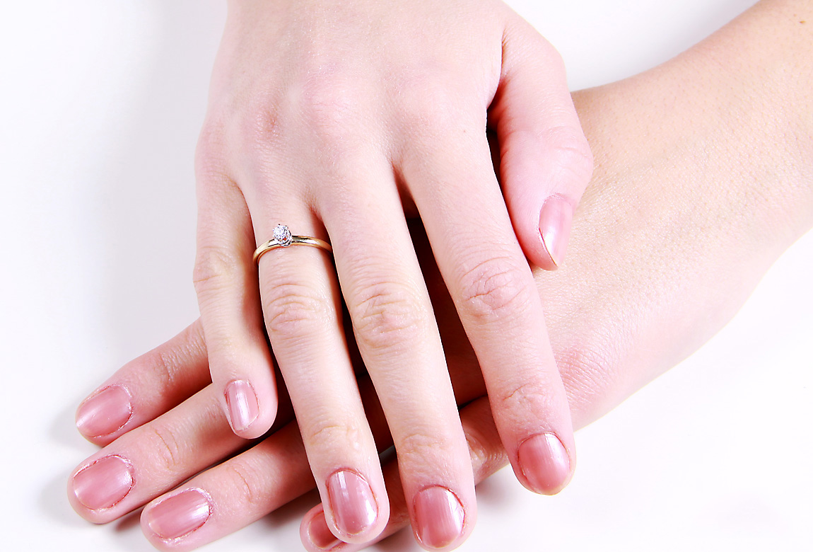 Piękny klasyczny pierścionek zaręczynowy z brylantem 0,15ct G/Si – Bild 4