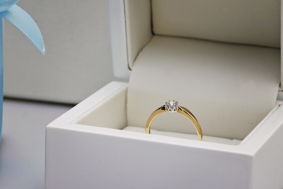 Exclusive | pierścionek zaręczynowy z brylantem 0,15ct w złocie 750 - Image 9