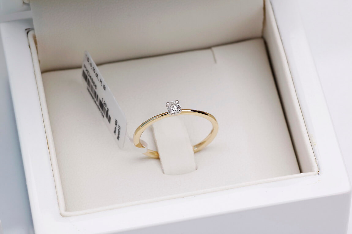 Delikatny śliczny pierścionek z brylantem 0,10ct H/Si - Obrázek 6