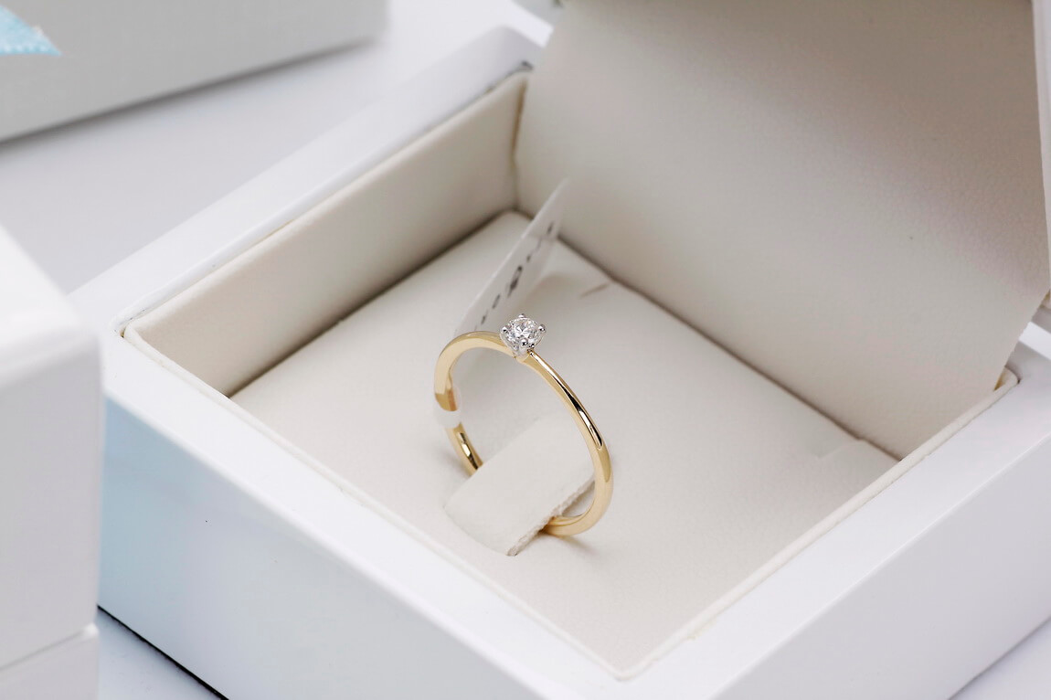 Delikatny śliczny pierścionek z brylantem 0,10ct H/Si - Obrázek 8