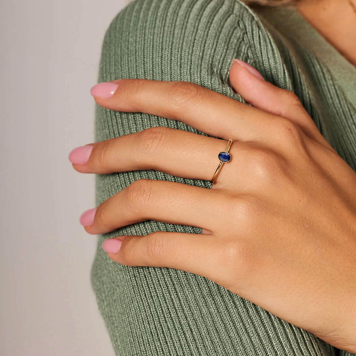 Pierścionek z żółtego złota z szafirem 0,50ct - obrazek 2