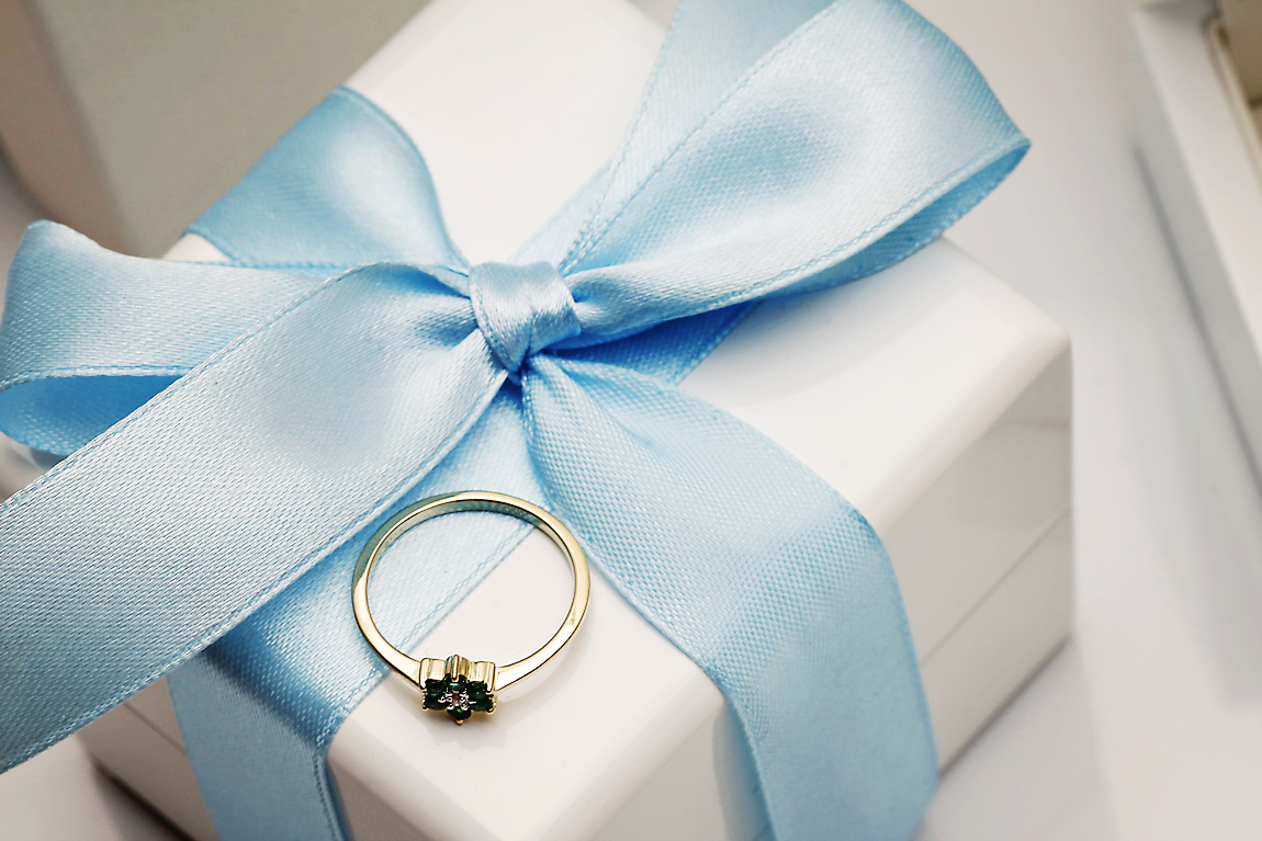 pierścionek kwiatek ze szmaragdami i diamentem – Bild 10