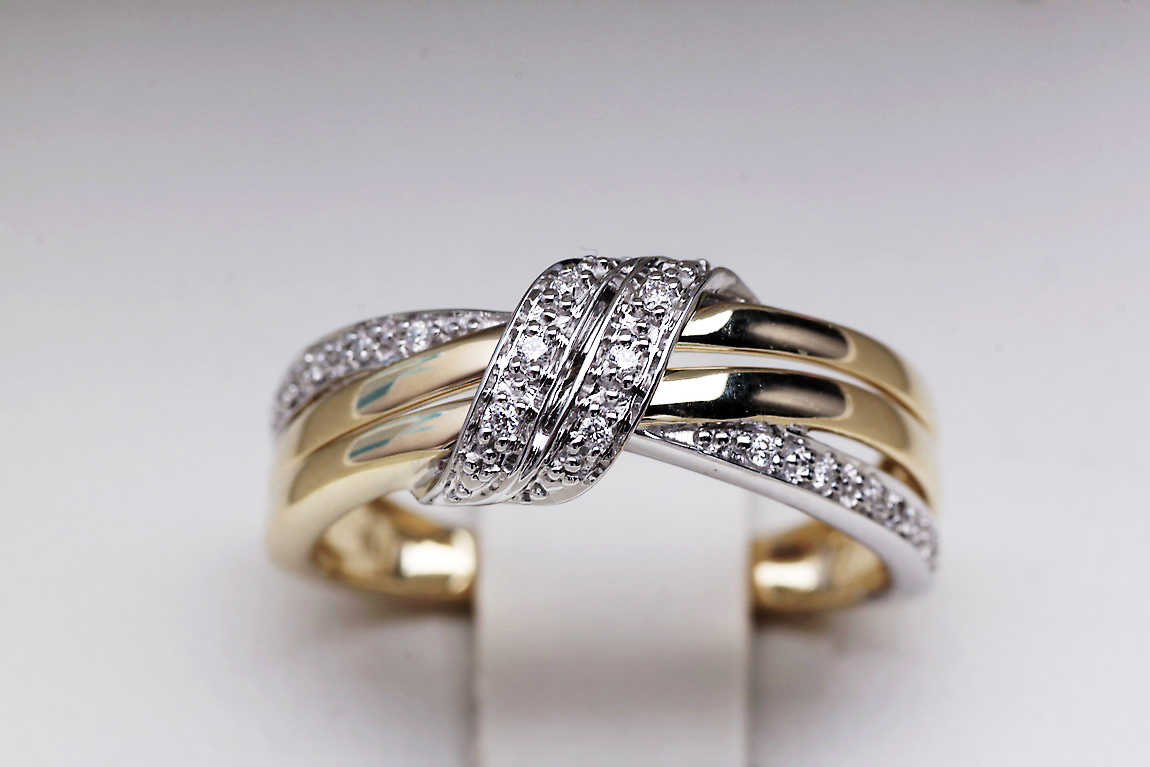 pierścionek przeplatany z dwukolorowego złota z diamentami - Obrázek 9