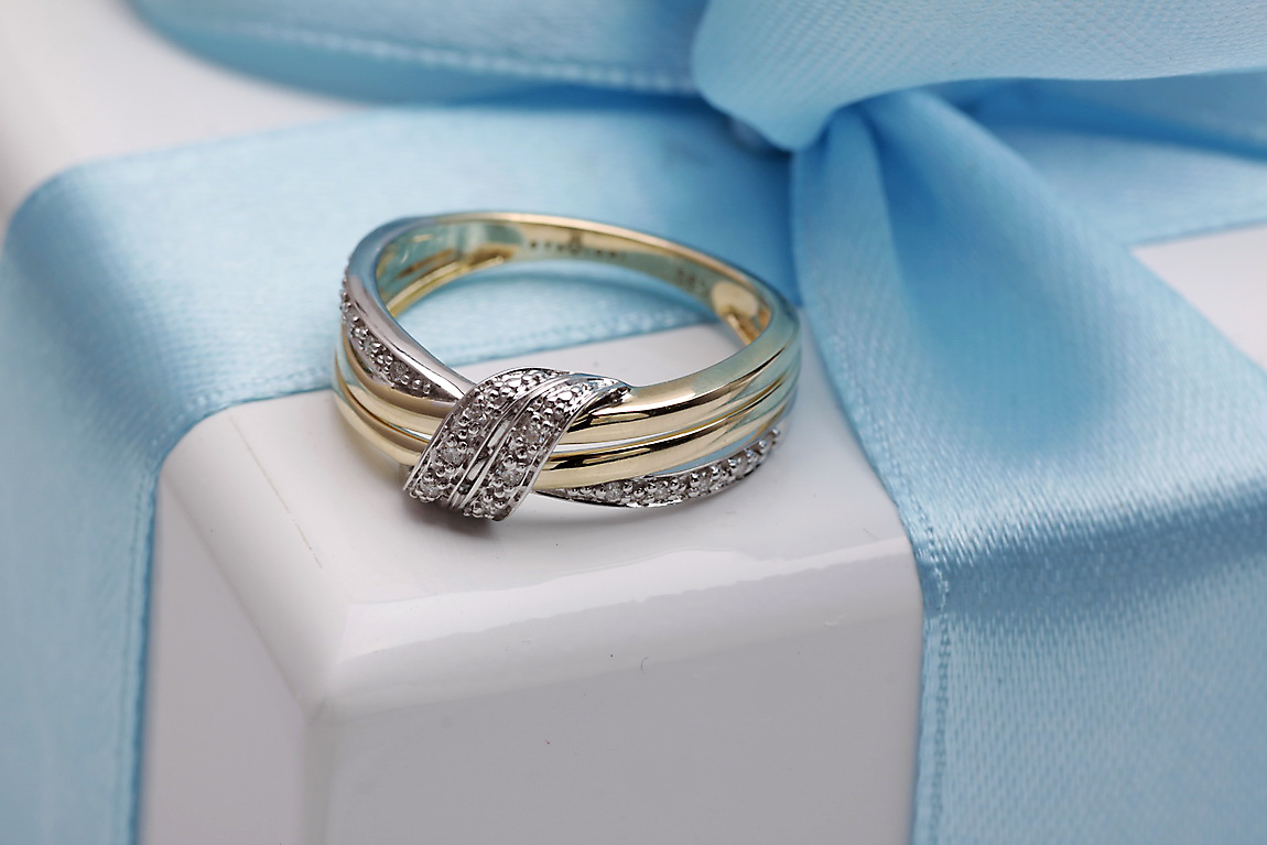 pierścionek przeplatany z dwukolorowego złota z diamentami - Obrázek 10