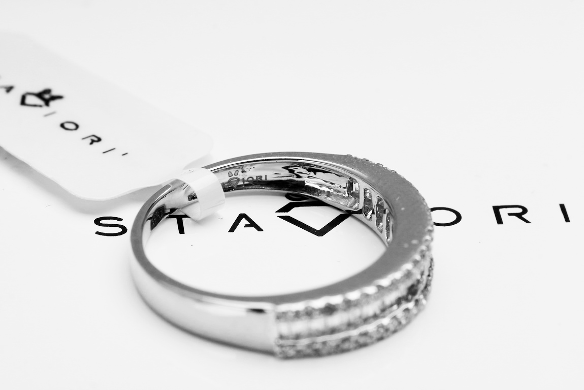 pierścionek z białego złota z brylantami i diamentami bagietkowymi - Obrázek 12