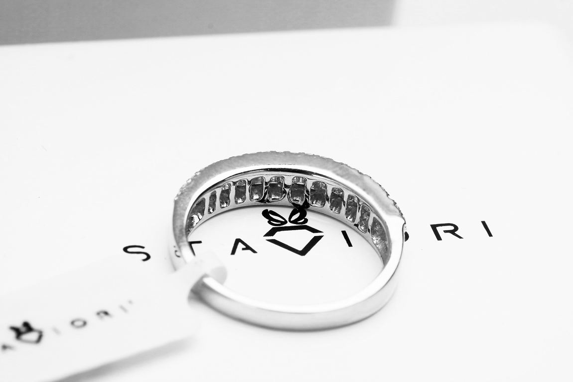 pierścionek z białego złota z brylantami i diamentami bagietkowymi - Obrázek 13