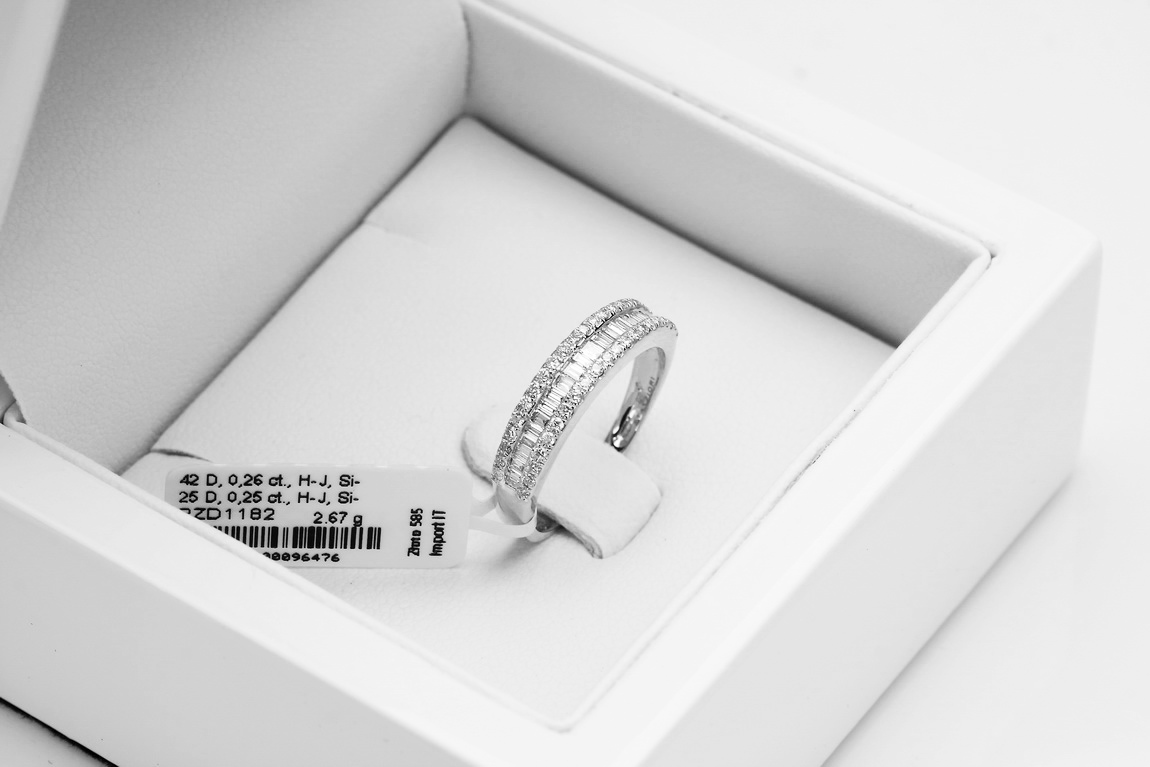 pierścionek z białego złota z brylantami i diamentami bagietkowymi - Obrázek 4