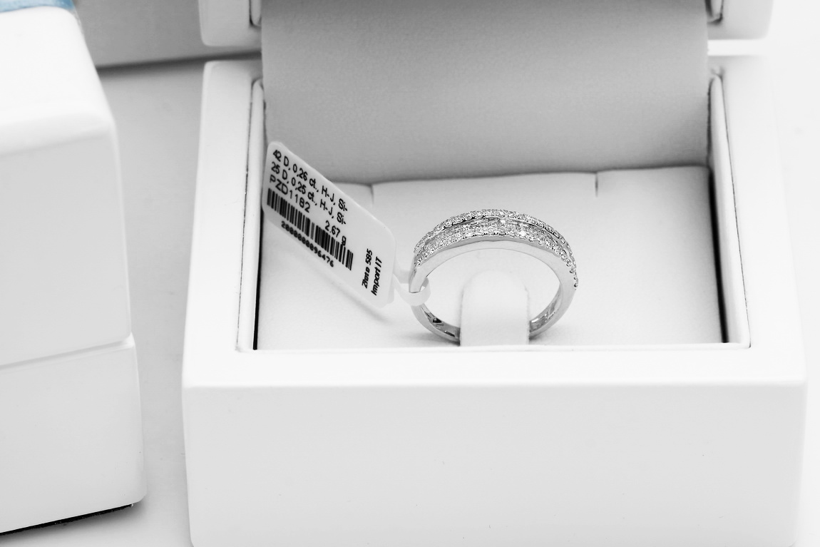 pierścionek z białego złota z brylantami i diamentami bagietkowymi - Obrázek 5