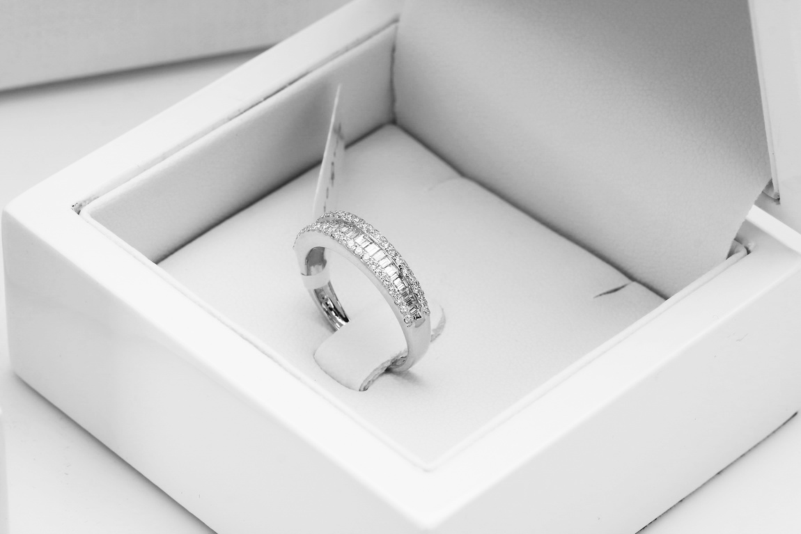 pierścionek z białego złota z brylantami i diamentami bagietkowymi - Obrázek 6