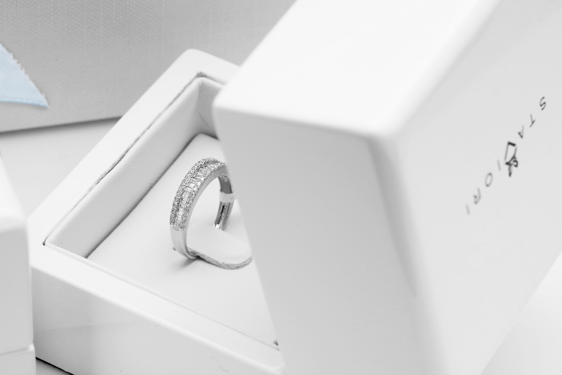 pierścionek z białego złota z brylantami i diamentami bagietkowymi - Obrázek 7