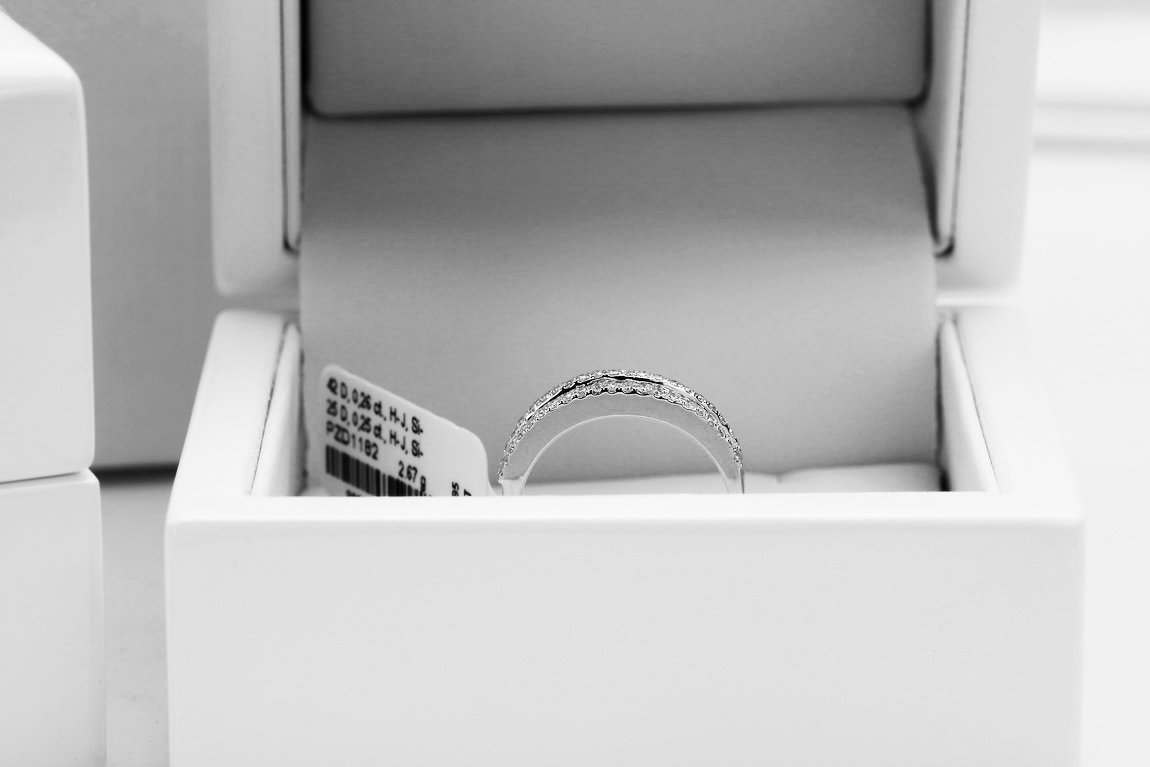 pierścionek z białego złota z brylantami i diamentami bagietkowymi - Obrázek 8