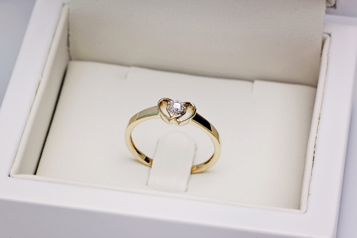 pierścionek z z białego lub żółtego złota - dwa serca z brylantem - Obrázek 9