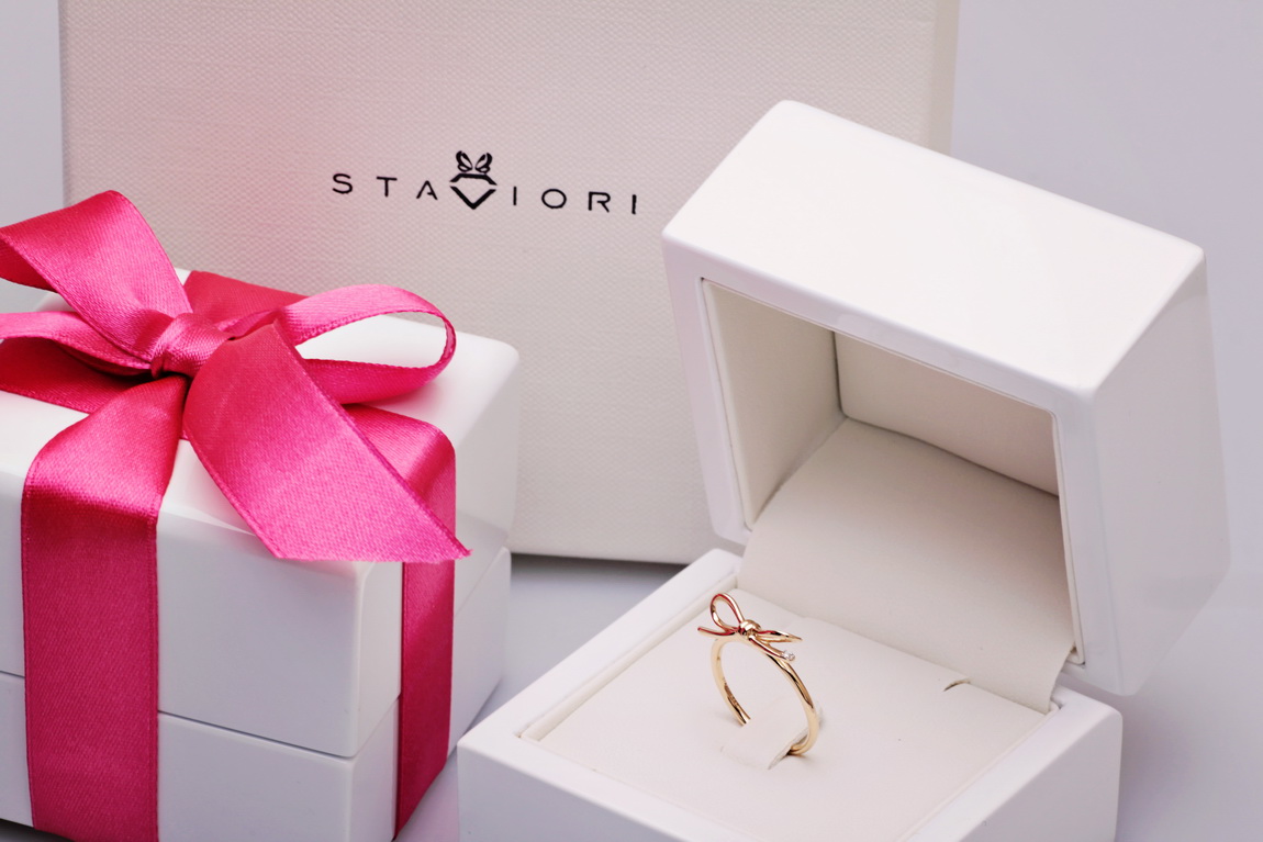 Staviori | pierścionek kokardka z żółtego złota z diamencikiem - obrazek 2