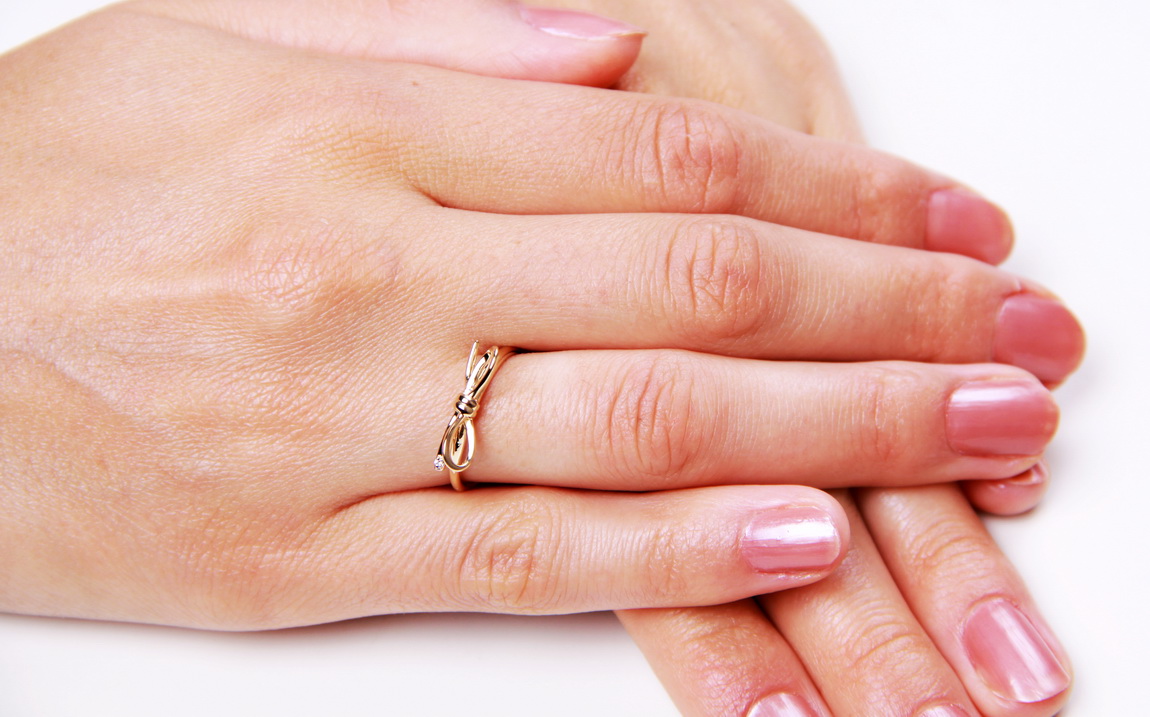 Staviori | pierścionek kokardka z żółtego złota z diamencikiem - obrazek 3