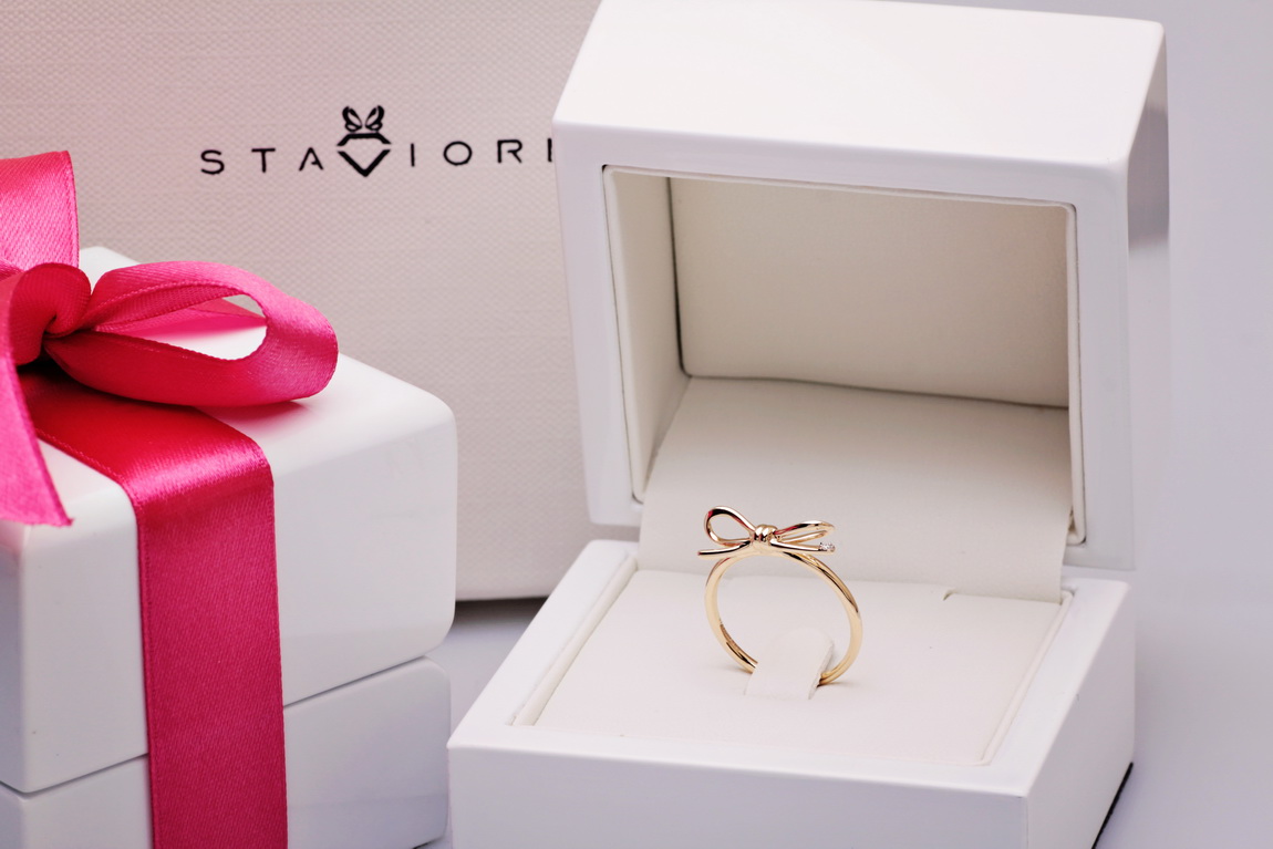 Staviori | pierścionek kokardka z żółtego złota z diamencikiem - obrazek 7