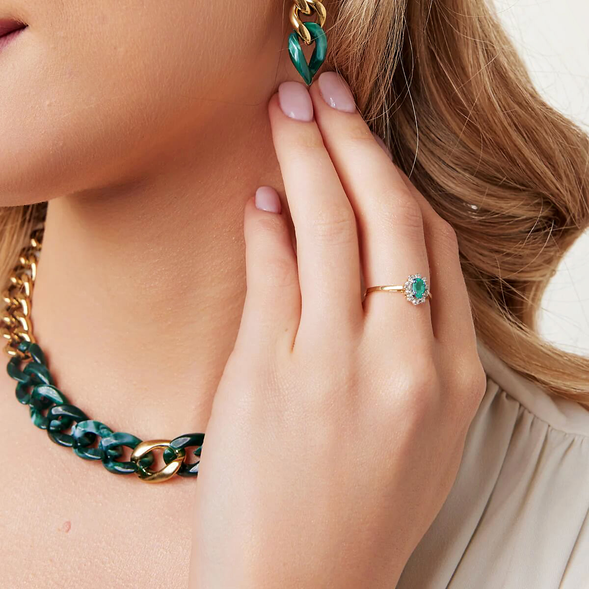 Pierścionek z żółtego złota ze szmaragdem i diamentami – Bild 4