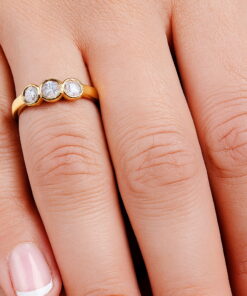 Alternativní pohled na pierścionek złoty z trzema brylantami 0,36ct