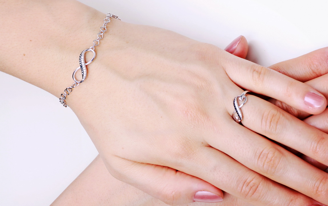 pierścionek nieskończoność z białego złota z czarnymi i białymi diamentami - obrazek 7