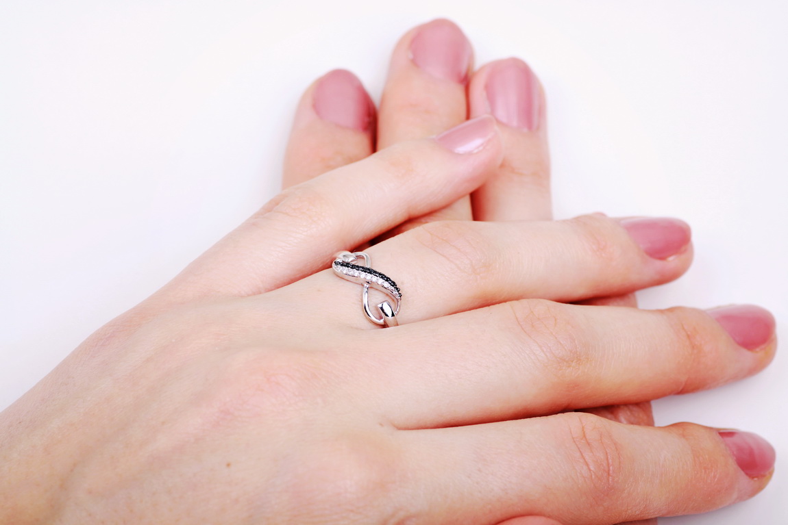 pierścionek nieskończoność z białego złota z czarnymi i białymi diamentami - obrazek 5