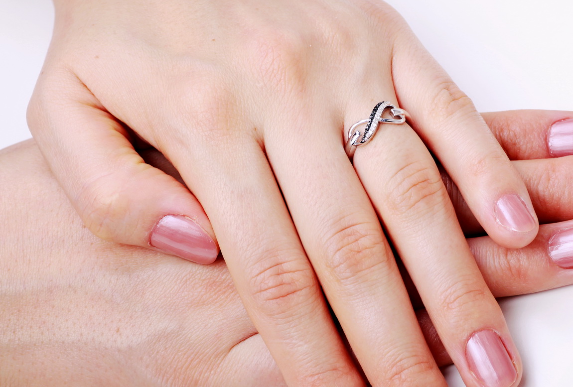 pierścionek nieskończoność z białego złota z czarnymi i białymi diamentami - obrazek 3