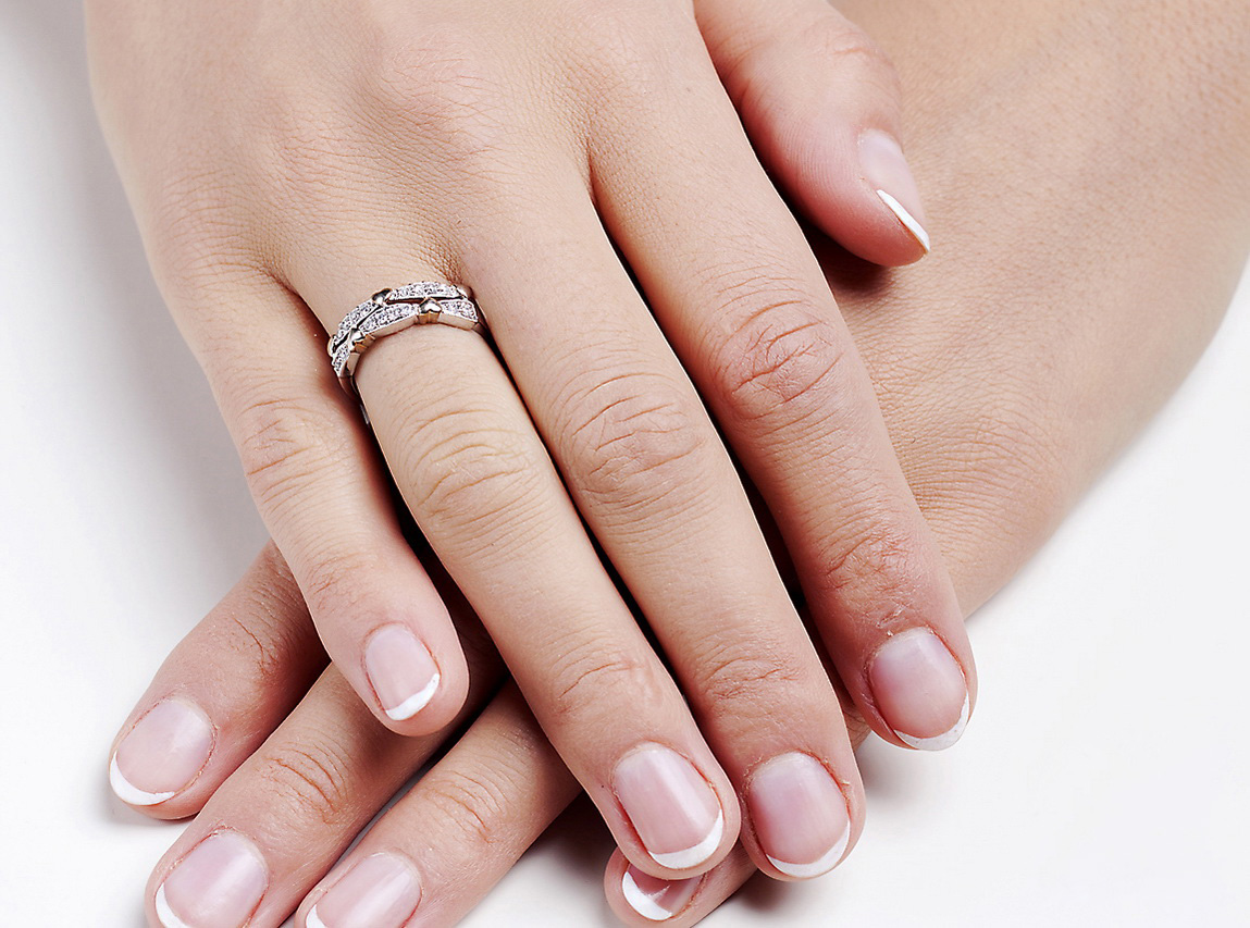 pierścionek zaręczynowy z sercami z diamentami - obrazek 9