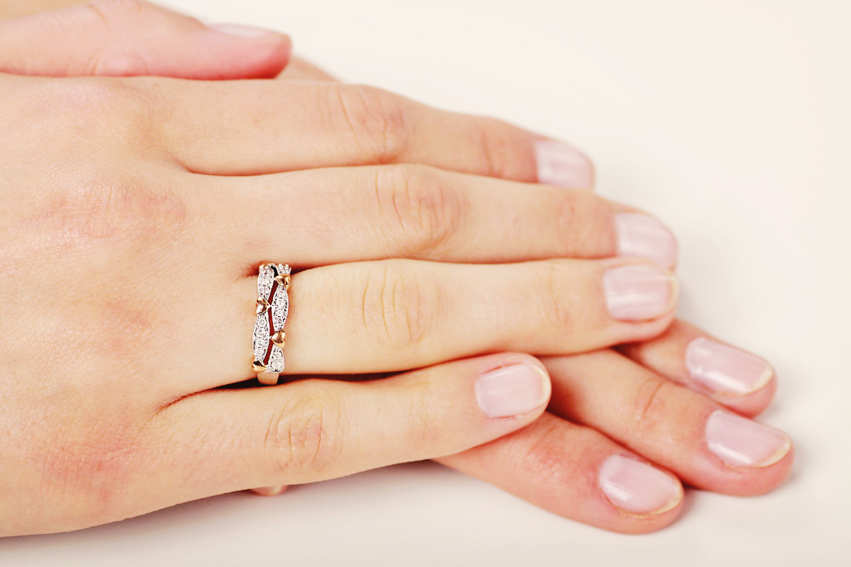 pierścionek zaręczynowy z sercami z diamentami - obrazek 10