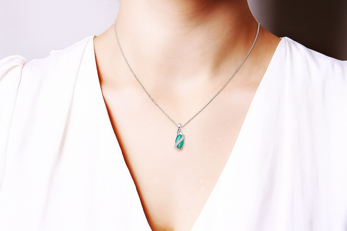 wisiorek z białego złota ze szmaragdem i diamentami - Obrázek 2