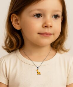 obrazek dziecka zx wisiorkiem zyrafka na szyi