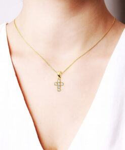 Alternatywny widok Złoty krzyżyk mały z cyrkoniami - piękno w czystej postaci