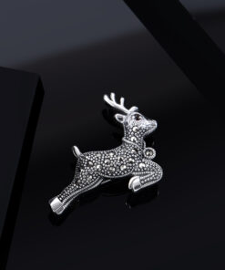 Alternatywny widok Broszka srebrna renifer z markazytami i granatem